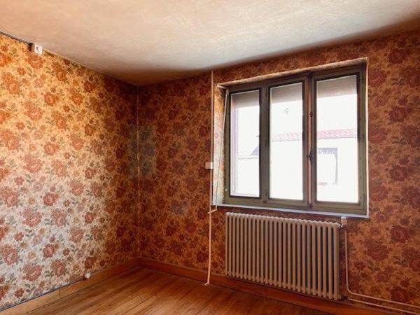 Maison 9 pièces fort potentiel.