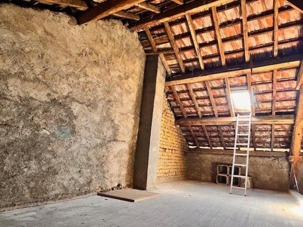 Maison 9 pièces fort potentiel.