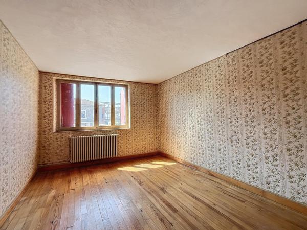 Maison 9 pièces fort potentiel.