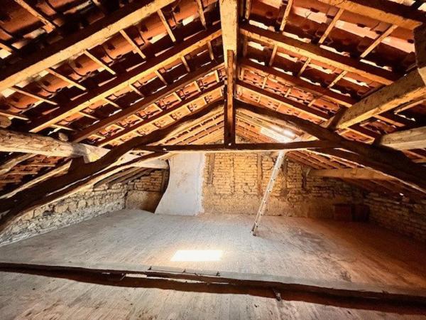 Maison 9 pièces fort potentiel.