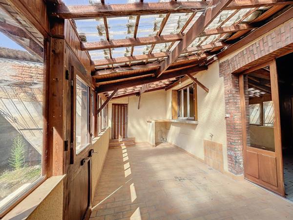 Maison 9 pièces fort potentiel.