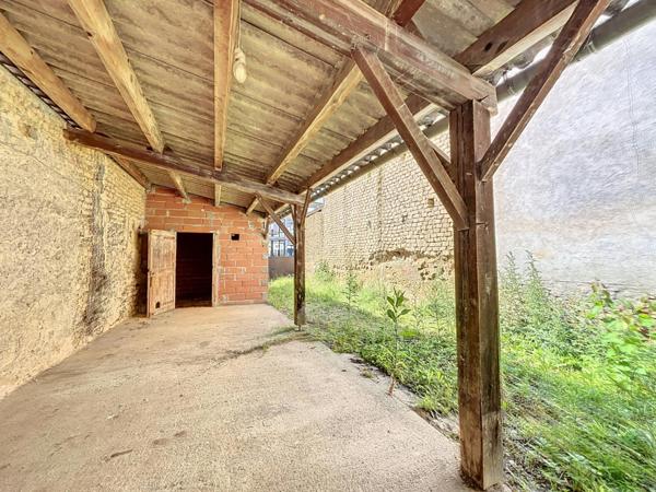 Maison 9 pièces fort potentiel.