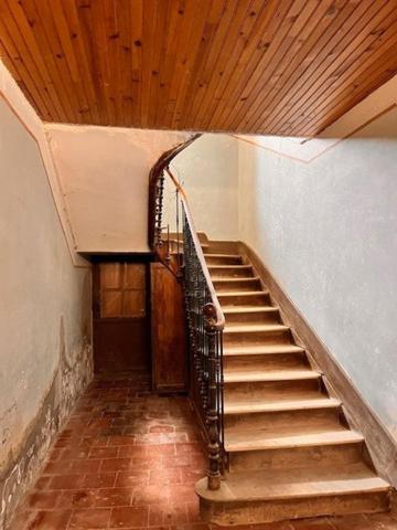 Maison 9 pièces fort potentiel.