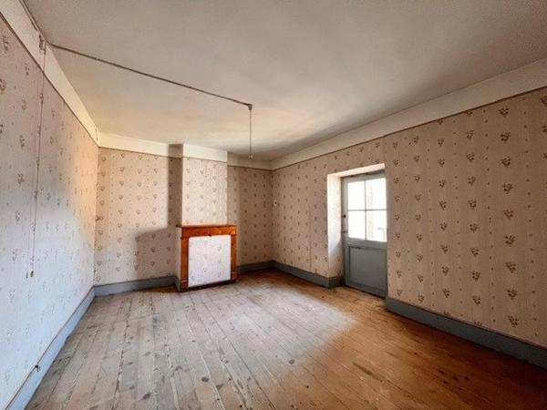 Maison 9 pièces fort potentiel.