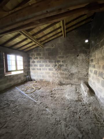 DE PLAIN-PIED EN PIERRE A RENOVER - BOURG PAREMPUYRE