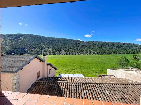 Située au cœur du charmant village de Caille, cette maison de village traversante d’environ 63 m² habitables séduira les amateurs d’authenticité et de nature.
Bénéficiant d’une superbe vue ouverte sur la plaine et les montagnes, elle offre un environnement paisible et lumineux, idéal en résidence principale, secondaire ou projet locatif.

Agencement :
Rez-de-chaussée :
Espace cuisine / espace repas
Salle d’eau
Cave / espace de stockage
1er étage :
Salon chaleureux avec cheminée
Belle luminosité et vue dégagée
2e étage :
Deux chambres en enfilade
WC indépendant

Les atouts :
Maison traversante
Vue exceptionnelle sur la plaine de Caille
Charme authentique : poutres, cheminée, tommettes, bois
Maison saine et bien entretenue
Environnement calme et naturel
Stationnement facile à proximité

À seulement quelques minutes des commodités du village et des activités de montagne, cette maison pleine de caractère offre un beau potentiel pour les amoureux des villages de l’arrière-pays.