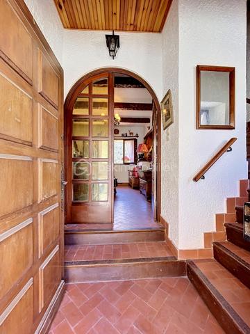 Située au cœur du charmant village de Caille, cette maison de village traversante d’environ 63 m² habitables séduira les amateurs d’authenticité et de nature.
Bénéficiant d’une superbe vue ouverte sur la plaine et les montagnes, elle offre un environnement paisible et lumineux, idéal en résidence principale, secondaire ou projet locatif.

Agencement :
Rez-de-chaussée :
Espace cuisine / espace repas
Salle d’eau
Cave / espace de stockage
1er étage :
Salon chaleureux avec cheminée
Belle luminosité et vue dégagée
2e étage :
Deux chambres en enfilade
WC indépendant

Les atouts :
Maison traversante
Vue exceptionnelle sur la plaine de Caille
Charme authentique : poutres, cheminée, tommettes, bois
Maison saine et bien entretenue
Environnement calme et naturel
Stationnement facile à proximité

À seulement quelques minutes des commodités du village et des activités de montagne, cette maison pleine de caractère offre un beau potentiel pour les amoureux des villages de l’arrière-pays.