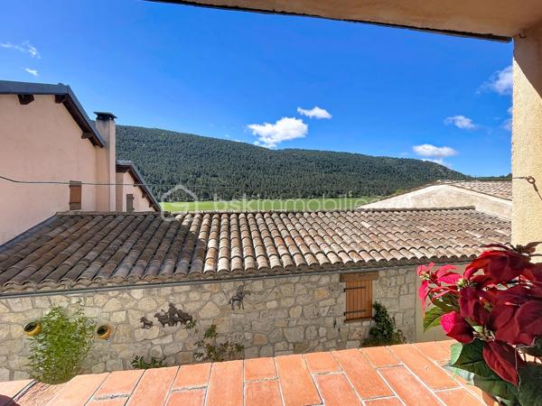 Située au cœur du charmant village de Caille, cette maison de village traversante d’environ 63 m² habitables séduira les amateurs d’authenticité et de nature.
Bénéficiant d’une superbe vue ouverte sur la plaine et les montagnes, elle offre un environnement paisible et lumineux, idéal en résidence principale, secondaire ou projet locatif.

Agencement :
Rez-de-chaussée :
Espace cuisine / espace repas
Salle d’eau
Cave / espace de stockage
1er étage :
Salon chaleureux avec cheminée
Belle luminosité et vue dégagée
2e étage :
Deux chambres en enfilade
WC indépendant

Les atouts :
Maison traversante
Vue exceptionnelle sur la plaine de Caille
Charme authentique : poutres, cheminée, tommettes, bois
Maison saine et bien entretenue
Environnement calme et naturel
Stationnement facile à proximité

À seulement quelques minutes des commodités du village et des activités de montagne, cette maison pleine de caractère offre un beau potentiel pour les amoureux des villages de l’arrière-pays.