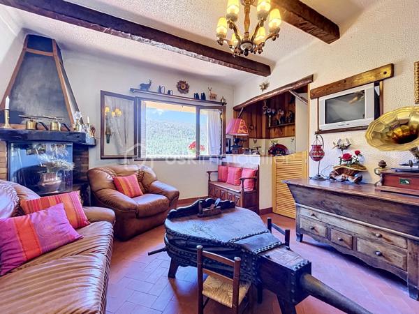 Située au cœur du charmant village de Caille, cette maison de village traversante d’environ 63 m² habitables séduira les amateurs d’authenticité et de nature.
Bénéficiant d’une superbe vue ouverte sur la plaine et les montagnes, elle offre un environnement paisible et lumineux, idéal en résidence principale, secondaire ou projet locatif.

Agencement :
Rez-de-chaussée :
Espace cuisine / espace repas
Salle d’eau
Cave / espace de stockage
1er étage :
Salon chaleureux avec cheminée
Belle luminosité et vue dégagée
2e étage :
Deux chambres en enfilade
WC indépendant

Les atouts :
Maison traversante
Vue exceptionnelle sur la plaine de Caille
Charme authentique : poutres, cheminée, tommettes, bois
Maison saine et bien entretenue
Environnement calme et naturel
Stationnement facile à proximité

À seulement quelques minutes des commodités du village et des activités de montagne, cette maison pleine de caractère offre un beau potentiel pour les amoureux des villages de l’arrière-pays.