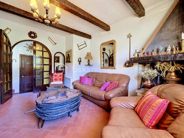 Située au cœur du charmant village de Caille, cette maison de village traversante d’environ 63 m² habitables séduira les amateurs d’authenticité et de nature.
Bénéficiant d’une superbe vue ouverte sur la plaine et les montagnes, elle offre un environnement paisible et lumineux, idéal en résidence principale, secondaire ou projet locatif.

Agencement :
Rez-de-chaussée :
Espace cuisine / espace repas
Salle d’eau
Cave / espace de stockage
1er étage :
Salon chaleureux avec cheminée
Belle luminosité et vue dégagée
2e étage :
Deux chambres en enfilade
WC indépendant

Les atouts :
Maison traversante
Vue exceptionnelle sur la plaine de Caille
Charme authentique : poutres, cheminée, tommettes, bois
Maison saine et bien entretenue
Environnement calme et naturel
Stationnement facile à proximité

À seulement quelques minutes des commodités du village et des activités de montagne, cette maison pleine de caractère offre un beau potentiel pour les amoureux des villages de l’arrière-pays.