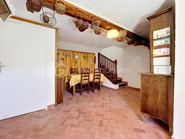 Située au cœur du charmant village de Caille, cette maison de village traversante d’environ 63 m² habitables séduira les amateurs d’authenticité et de nature.
Bénéficiant d’une superbe vue ouverte sur la plaine et les montagnes, elle offre un environnement paisible et lumineux, idéal en résidence principale, secondaire ou projet locatif.

Agencement :
Rez-de-chaussée :
Espace cuisine / espace repas
Salle d’eau
Cave / espace de stockage
1er étage :
Salon chaleureux avec cheminée
Belle luminosité et vue dégagée
2e étage :
Deux chambres en enfilade
WC indépendant

Les atouts :
Maison traversante
Vue exceptionnelle sur la plaine de Caille
Charme authentique : poutres, cheminée, tommettes, bois
Maison saine et bien entretenue
Environnement calme et naturel
Stationnement facile à proximité

À seulement quelques minutes des commodités du village et des activités de montagne, cette maison pleine de caractère offre un beau potentiel pour les amoureux des villages de l’arrière-pays.