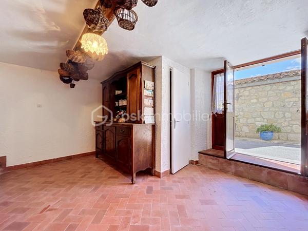 Située au cœur du charmant village de Caille, cette maison de village traversante d’environ 63 m² habitables séduira les amateurs d’authenticité et de nature.
Bénéficiant d’une superbe vue ouverte sur la plaine et les montagnes, elle offre un environnement paisible et lumineux, idéal en résidence principale, secondaire ou projet locatif.

Agencement :
Rez-de-chaussée :
Espace cuisine / espace repas
Salle d’eau
Cave / espace de stockage
1er étage :
Salon chaleureux avec cheminée
Belle luminosité et vue dégagée
2e étage :
Deux chambres en enfilade
WC indépendant

Les atouts :
Maison traversante
Vue exceptionnelle sur la plaine de Caille
Charme authentique : poutres, cheminée, tommettes, bois
Maison saine et bien entretenue
Environnement calme et naturel
Stationnement facile à proximité

À seulement quelques minutes des commodités du village et des activités de montagne, cette maison pleine de caractère offre un beau potentiel pour les amoureux des villages de l’arrière-pays.