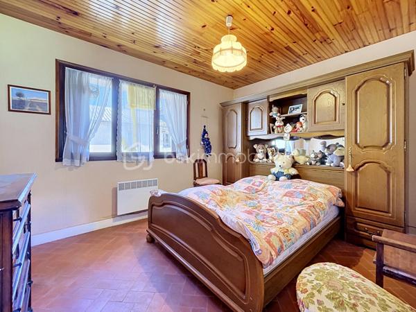 Située au cœur du charmant village de Caille, cette maison de village traversante d’environ 63 m² habitables séduira les amateurs d’authenticité et de nature.
Bénéficiant d’une superbe vue ouverte sur la plaine et les montagnes, elle offre un environnement paisible et lumineux, idéal en résidence principale, secondaire ou projet locatif.

Agencement :
Rez-de-chaussée :
Espace cuisine / espace repas
Salle d’eau
Cave / espace de stockage
1er étage :
Salon chaleureux avec cheminée
Belle luminosité et vue dégagée
2e étage :
Deux chambres en enfilade
WC indépendant

Les atouts :
Maison traversante
Vue exceptionnelle sur la plaine de Caille
Charme authentique : poutres, cheminée, tommettes, bois
Maison saine et bien entretenue
Environnement calme et naturel
Stationnement facile à proximité

À seulement quelques minutes des commodités du village et des activités de montagne, cette maison pleine de caractère offre un beau potentiel pour les amoureux des villages de l’arrière-pays.