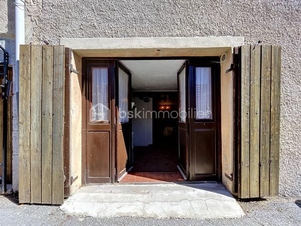 Située au cœur du charmant village de Caille, cette maison de village traversante d’environ 63 m² habitables séduira les amateurs d’authenticité et de nature.
Bénéficiant d’une superbe vue ouverte sur la plaine et les montagnes, elle offre un environnement paisible et lumineux, idéal en résidence principale, secondaire ou projet locatif.

Agencement :
Rez-de-chaussée :
Espace cuisine / espace repas
Salle d’eau
Cave / espace de stockage
1er étage :
Salon chaleureux avec cheminée
Belle luminosité et vue dégagée
2e étage :
Deux chambres en enfilade
WC indépendant

Les atouts :
Maison traversante
Vue exceptionnelle sur la plaine de Caille
Charme authentique : poutres, cheminée, tommettes, bois
Maison saine et bien entretenue
Environnement calme et naturel
Stationnement facile à proximité

À seulement quelques minutes des commodités du village et des activités de montagne, cette maison pleine de caractère offre un beau potentiel pour les amoureux des villages de l’arrière-pays.