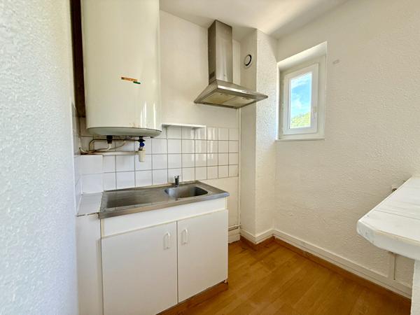 IMMEUBLE DE RAPPORT AVEC LOCAL COMMERCIAL ET DEUX T2 LOUÉS ? RENTABILITÉ IMMÉDIATE AU C?UR DE SAINT-PAUL-DE-JARRAT