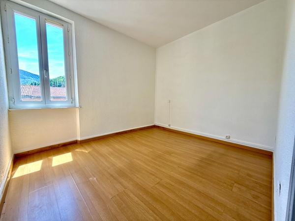 IMMEUBLE DE RAPPORT AVEC LOCAL COMMERCIAL ET DEUX T2 LOUÉS ? RENTABILITÉ IMMÉDIATE AU C?UR DE SAINT-PAUL-DE-JARRAT