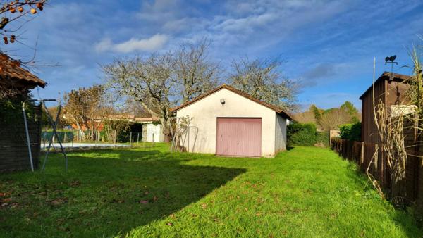 Maison  traditionnelle de plain pied de 114 m²  6 pièces sur parcelle de 1658 m² garage et piscine