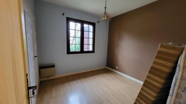 Maison  traditionnelle de plain pied de 114 m²  6 pièces sur parcelle de 1658 m² garage et piscine