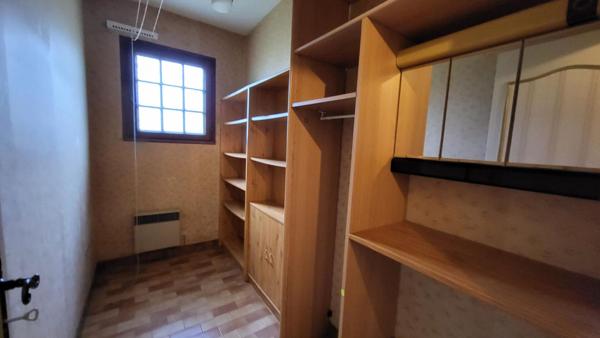 Maison  traditionnelle de plain pied de 114 m²  6 pièces sur parcelle de 1658 m² garage et piscine