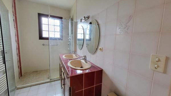 Maison  traditionnelle de plain pied de 114 m²  6 pièces sur parcelle de 1658 m² garage et piscine