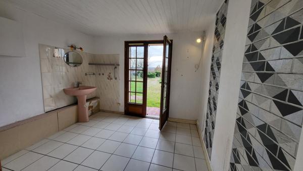 Maison  traditionnelle de plain pied de 114 m²  6 pièces sur parcelle de 1658 m² garage et piscine