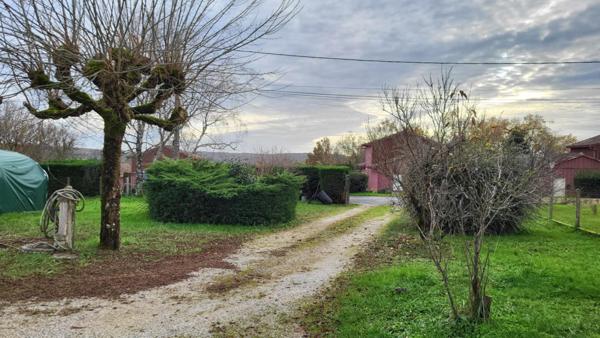 Maison  traditionnelle de plain pied de 114 m²  6 pièces sur parcelle de 1658 m² garage et piscine