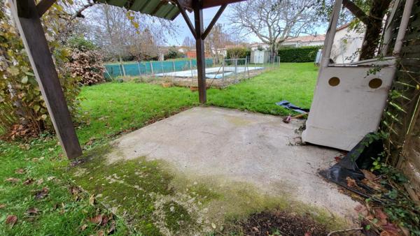 Maison  traditionnelle de plain pied de 114 m²  6 pièces sur parcelle de 1658 m² garage et piscine