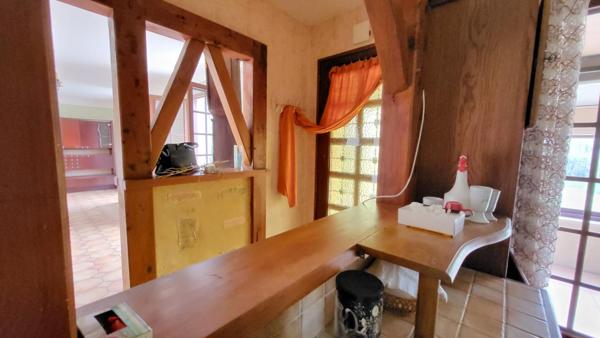 Maison  traditionnelle de plain pied de 114 m²  6 pièces sur parcelle de 1658 m² garage et piscine