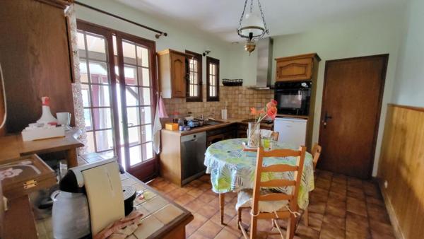 Maison  traditionnelle de plain pied de 114 m²  6 pièces sur parcelle de 1658 m² garage et piscine