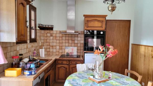 Maison  traditionnelle de plain pied de 114 m²  6 pièces sur parcelle de 1658 m² garage et piscine