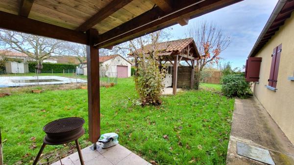 Maison  traditionnelle de plain pied de 114 m²  6 pièces sur parcelle de 1658 m² garage et piscine