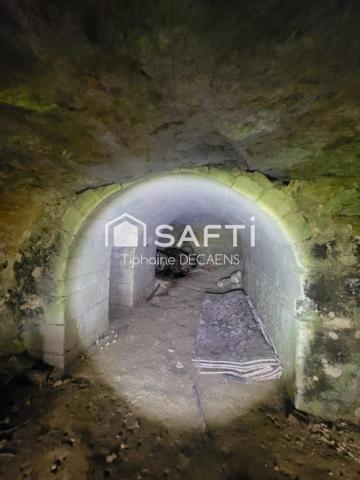 Terrain constructible de 1800m2 avec cave troglodyte