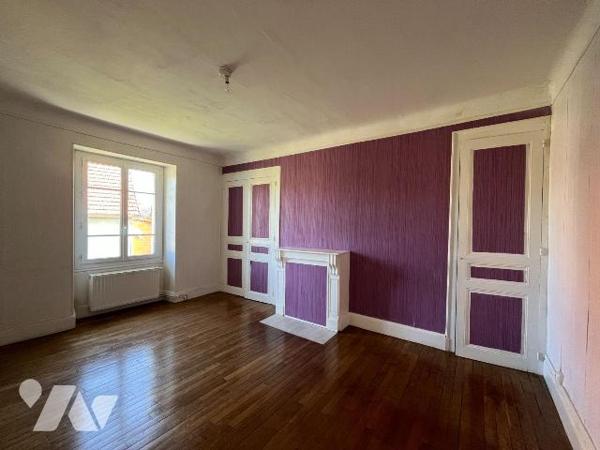 Maison à vendre à VIREY SOUS BAR (10260), AUBE. Maison ancienne de 92 m², comprenant au rez-de-...