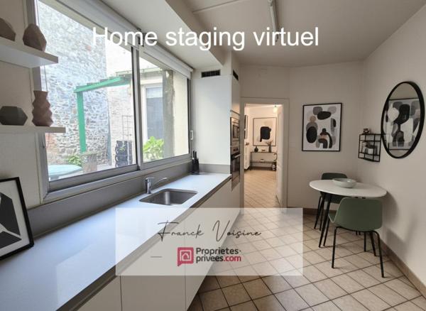 A VENDRE à Mouchamps, maison de 163 m2 env  et murs commerciaux de 158 m2 env  sur une parcelle de 248 m2 en centre ville