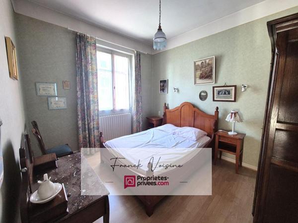 A VENDRE à Mouchamps, maison de 163 m2 env  et murs commerciaux de 158 m2 env  sur une parcelle de 248 m2 en centre ville