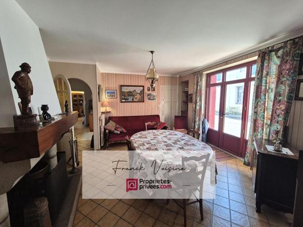 A VENDRE à Mouchamps, maison de 163 m2 env  et murs commerciaux de 158 m2 env  sur une parcelle de 248 m2 en centre ville