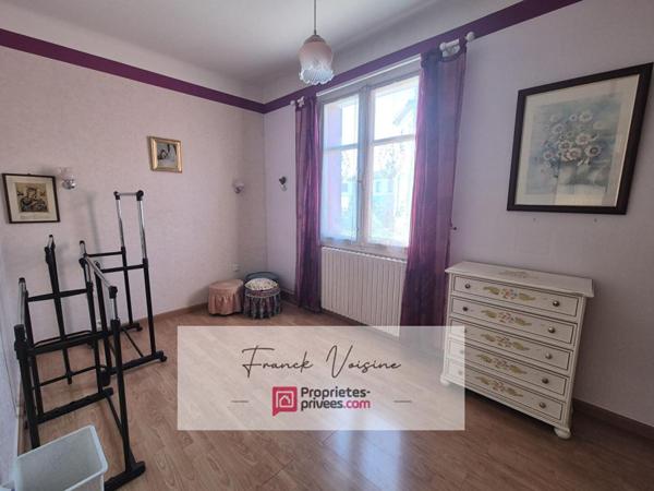 A VENDRE à Mouchamps, maison de 163 m2 env  et murs commerciaux de 158 m2 env  sur une parcelle de 248 m2 en centre ville