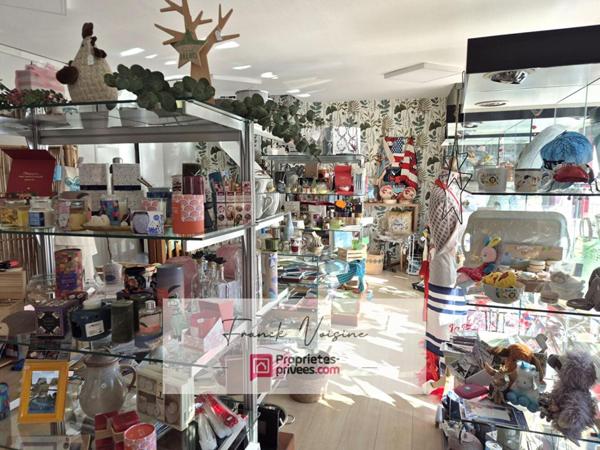 A VENDRE à Mouchamps, maison de 163 m2 env  et murs commerciaux de 158 m2 env  sur une parcelle de 248 m2 en centre ville