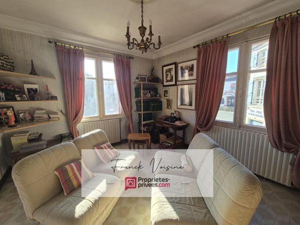 A VENDRE à Mouchamps, maison de 163 m2 env  et murs commerciaux de 158 m2 env  sur une parcelle de 248 m2 en centre ville