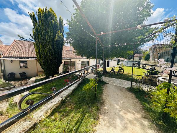 Charentaise de caractère rénovée - 224m² de charme et de potentiel