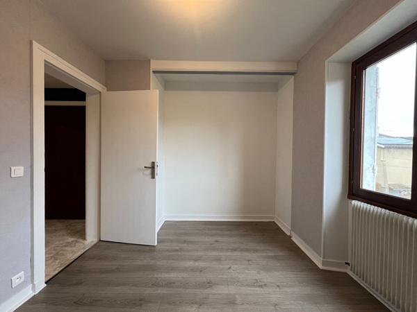 BAR LE DUC : appartement lumineux 6 pièces, 4 chambres, avec garage et jardin