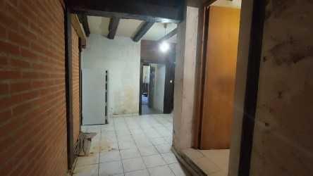 Maison de ville 108 m2, avec jardin, à rénover.