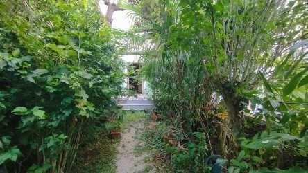 Maison de ville 108 m2, avec jardin, à rénover.