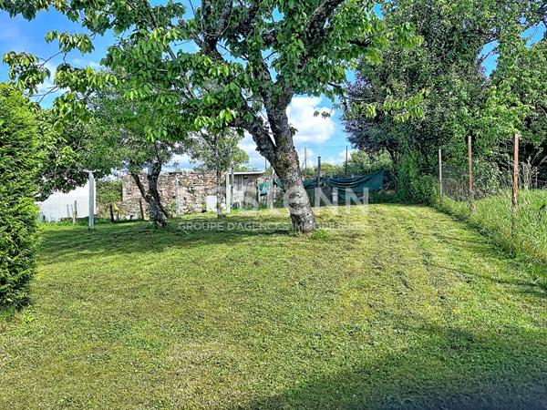 Ensemble immobilier de rapport avec commerce, logements et maison ? Saint-Germain-les-Vergnes
