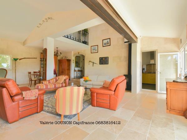 Villa méditerranéenne à vendre 5 pièces-JUVIGNAC (34)-197 m²utiles–3,4 chambres-sous-sol 182m2-garage double-Piscine