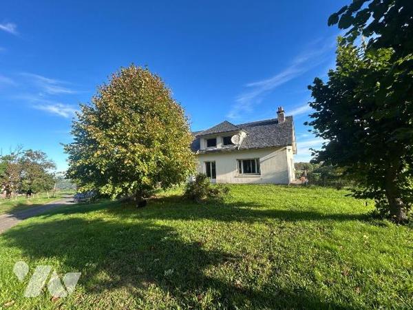 A Anglards-de-Salers (CANTAL), découvrez cette spacieuse maison individuelle de 138 m² environ,...