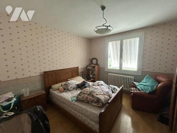 A Anglards-de-Salers (CANTAL), découvrez cette spacieuse maison individuelle de 138 m² environ,...