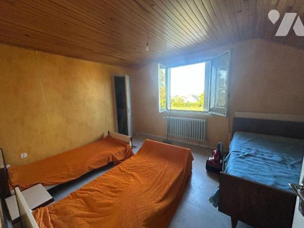 A Anglards-de-Salers (CANTAL), découvrez cette spacieuse maison individuelle de 138 m² environ,...