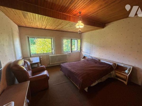 A Anglards-de-Salers (CANTAL), découvrez cette spacieuse maison individuelle de 138 m² environ,...