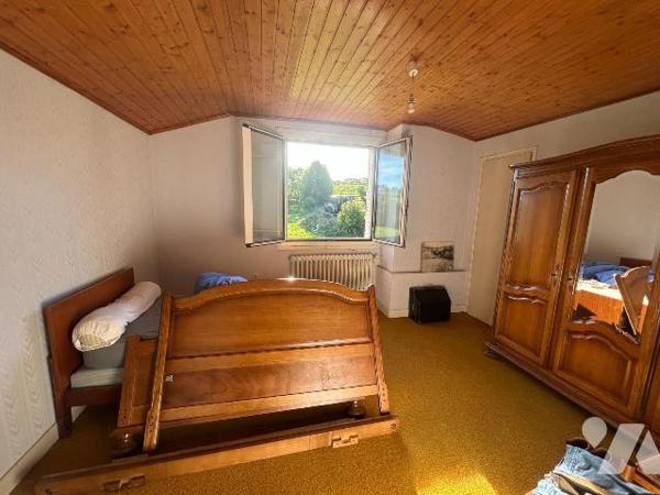 A Anglards-de-Salers (CANTAL), découvrez cette spacieuse maison individuelle de 138 m² environ,...